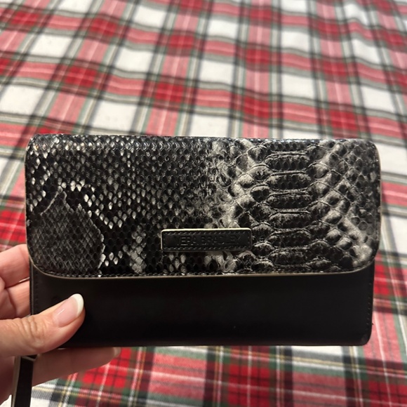 vera Bradley wristlet - Picture 7 of 9